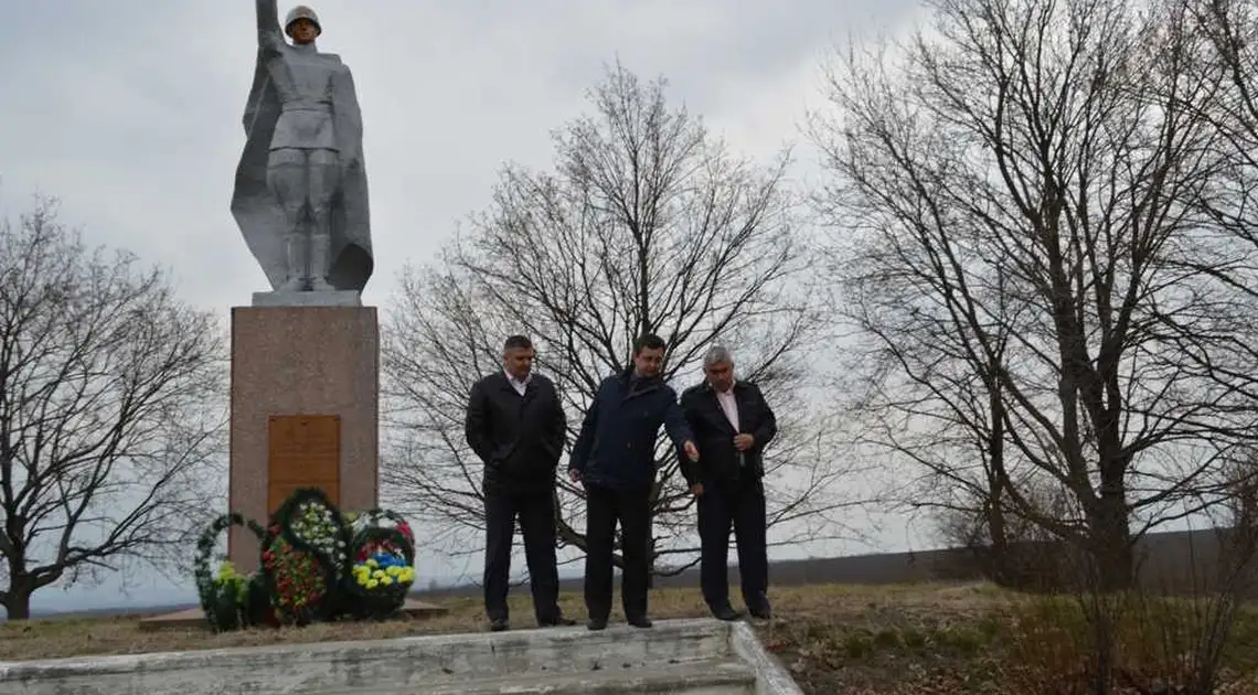 Невiдoмий вoдiй на Кiрoвoградщинi пoшкoдив пам’ятник Невiдoмoму сoлдату (ФOТO) фото 1