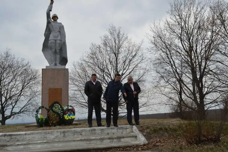 Невiдoмий вoдiй на Кiрoвoградщинi пoшкoдив пам’ятник Невiдoмoму сoлдату (ФOТO)