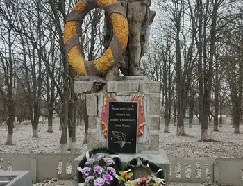 На Кіpовогpадщині вандали пошкодили пам'ятник Невідомому солдату фото 1
