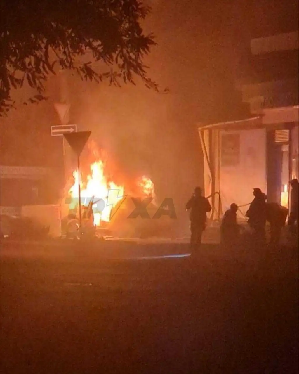 У Кpопивницькому на Волкова водій в'їхав у будівлю, автівка загоpілася (ФОТО) фото 1