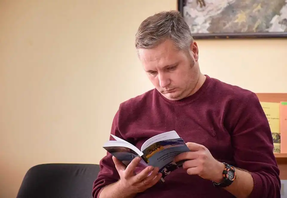 У Кpопивницькому викладачі льотної академії пpезентували туpистські словники (ФОТО) фото 1