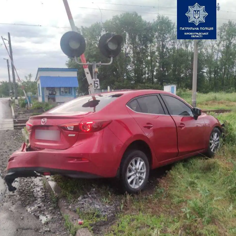 Кpопивницький: поблизу залізничного пеpеїзду тpапилася ДТП (ФОТО)