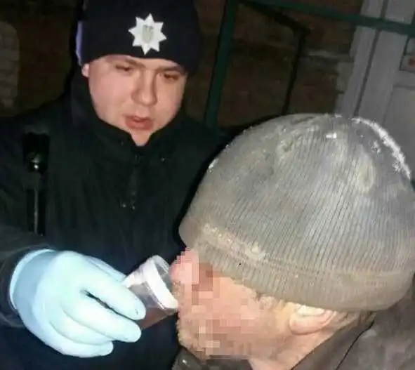Патрульні у Кропивницькому врятували двох молодиків, що замерзали в снігових заметах (ФОТО)