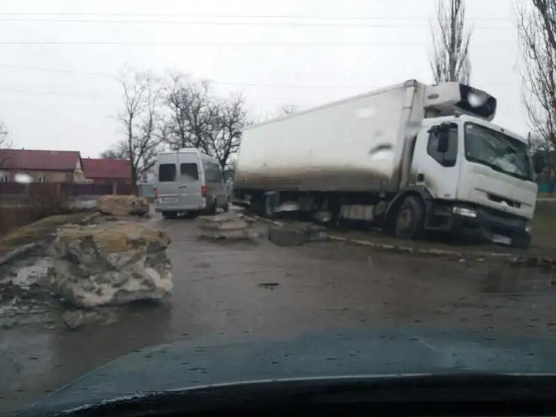 У Великій Висці вантажівка в'їхала в бетонні блоки та заблокувала рух транспорту (ФОТО)