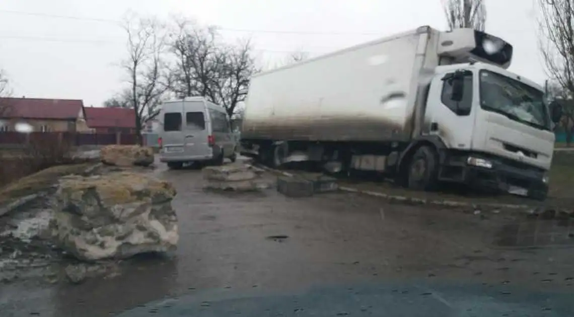 У Великій Висці вантажівка в'їхала в бетонні блоки та заблокувала рух транспорту (ФОТО) фото 1