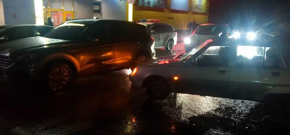 У Кропивницькому на парковці ЗАЗ в’їхав у Volkswagen (ФОТО)