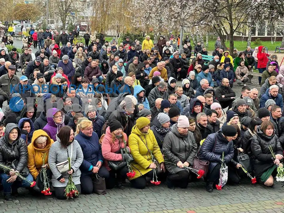 В Олександрії провели в останню путь загиблих внаслідок ракетного удару по аеродрому (ВІДЕО)
