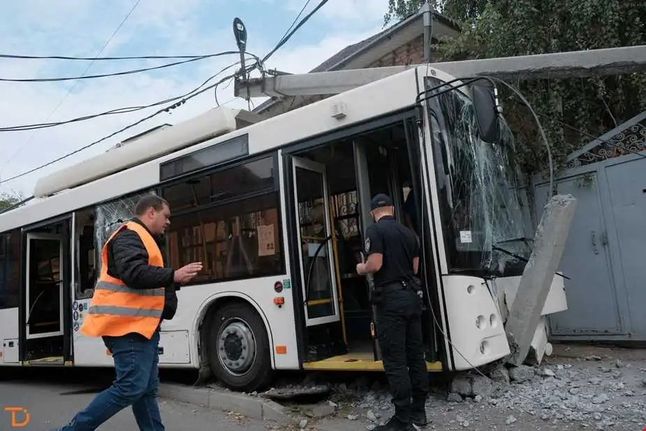 У поліції розповіли подробиці ДТП за участю тролейбуса та вантажівки в Кропивницькому
