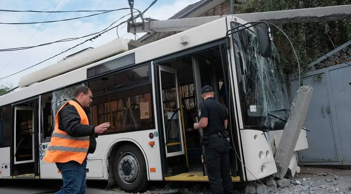 У поліції розповіли подробиці ДТП за участю тролейбуса та вантажівки в Кропивницькому фото 1