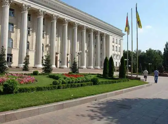 Площу перед кіровоградською міськрадою перетворять на базар фото 1