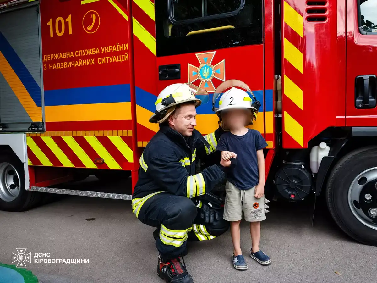 Не зміг злізти з дерева, бо затиснуло ногу: рятувальники у Кропивнциькому допомогли дитині
