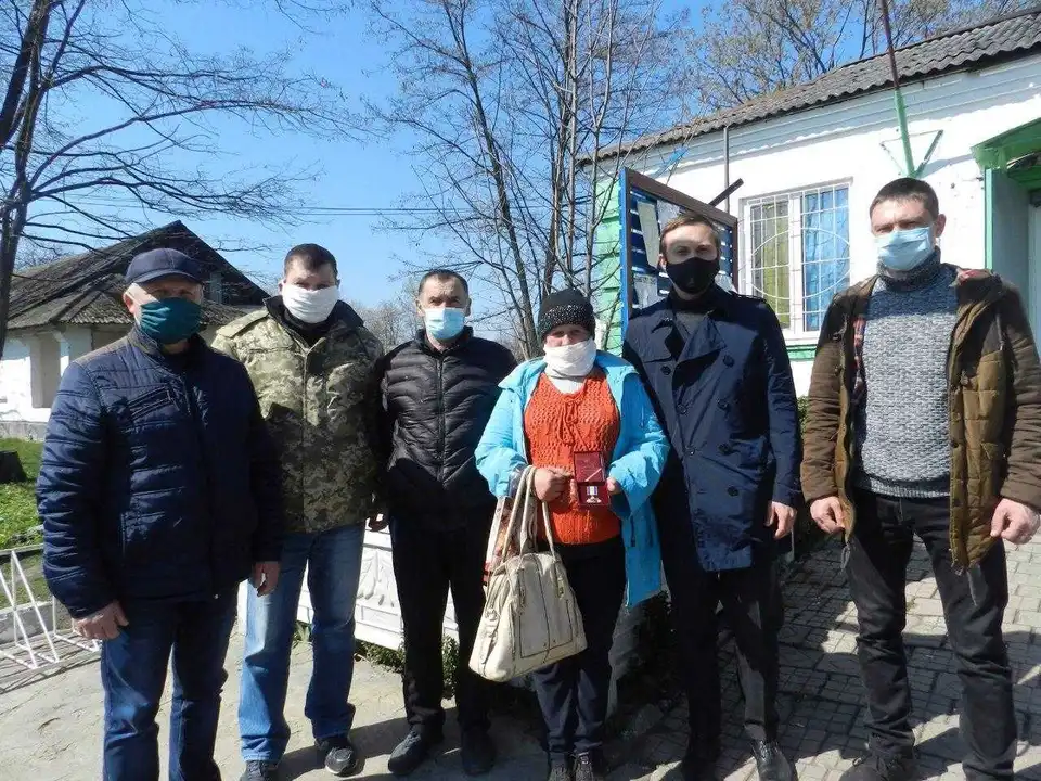 На Кіровоградщині матері загиблого учасника ООС вручили орден сина (ФОТО)