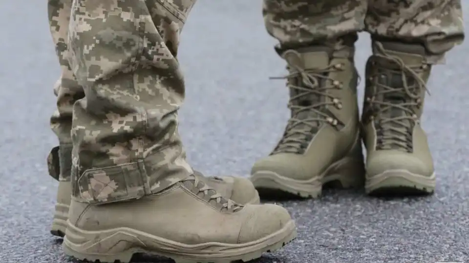У Кропивницькому за бюджетні гроші придбали тисячу пар взуття для військових фото 1