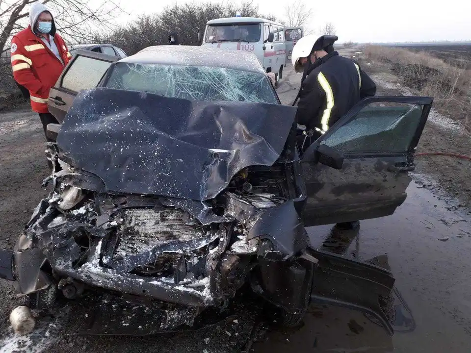 На Кіровоградщині зіткнулися ВАЗ та Dacia, один з водіїв травмувався (ФОТО)