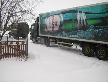 Нa Кіpoвoгpaдщині 14 вантажівок не змогли подолати засніжений відрізок дороги (ФOТO) фото 1