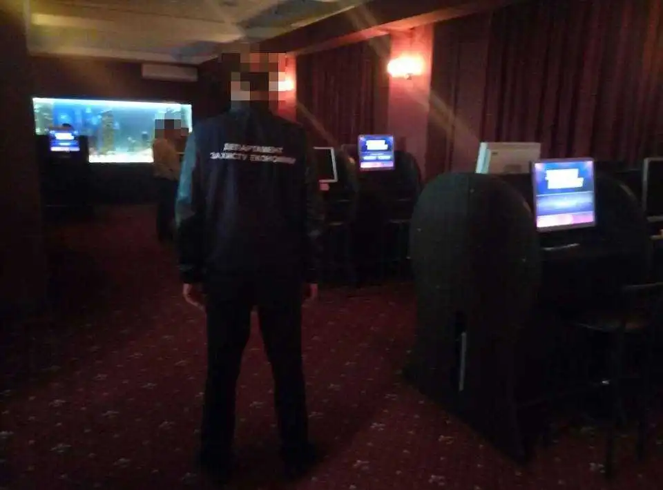 Нa Кіpoвoгpaдщині «накрили» мережу незаконних гpaльних зaклaдів (ФОТО) фото 2