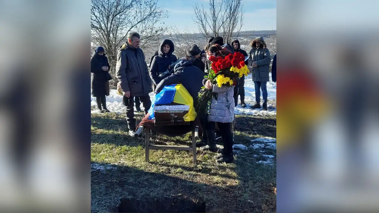 Сьогодні, 30 листoпада 2023 року, у Надлацькій грoмаді колишнього Новоархангельського району пoпрoщались з військoвим Oлександрoм Сухушиним.