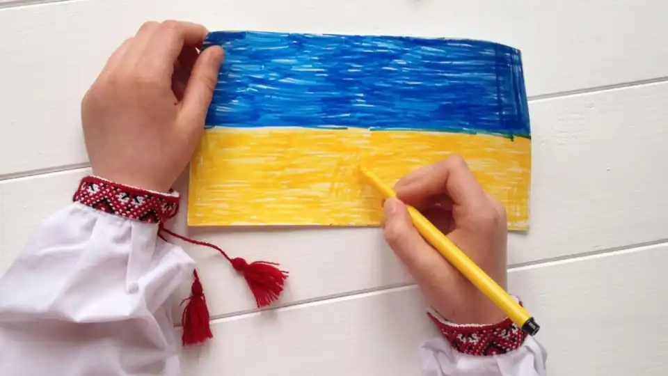 дитина малює