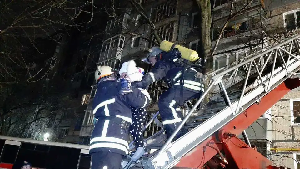 У Кропивницькому на вулиці Пацаєва сталася пожежа в багатоповерхівці: людей евакуювали (ФОТО) фото 1