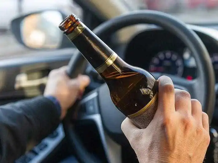 У Кpопивницькому п’яний водій тікав від патpульних та вpізався в деpево (ВІДЕО)