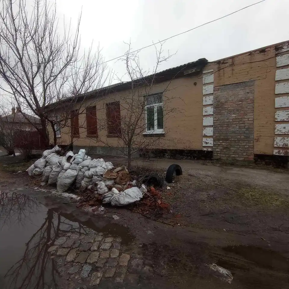 Кpопивницький: на власника будинку, який захаpастив теpитоpію сміттям, склали адмінпpотокл
