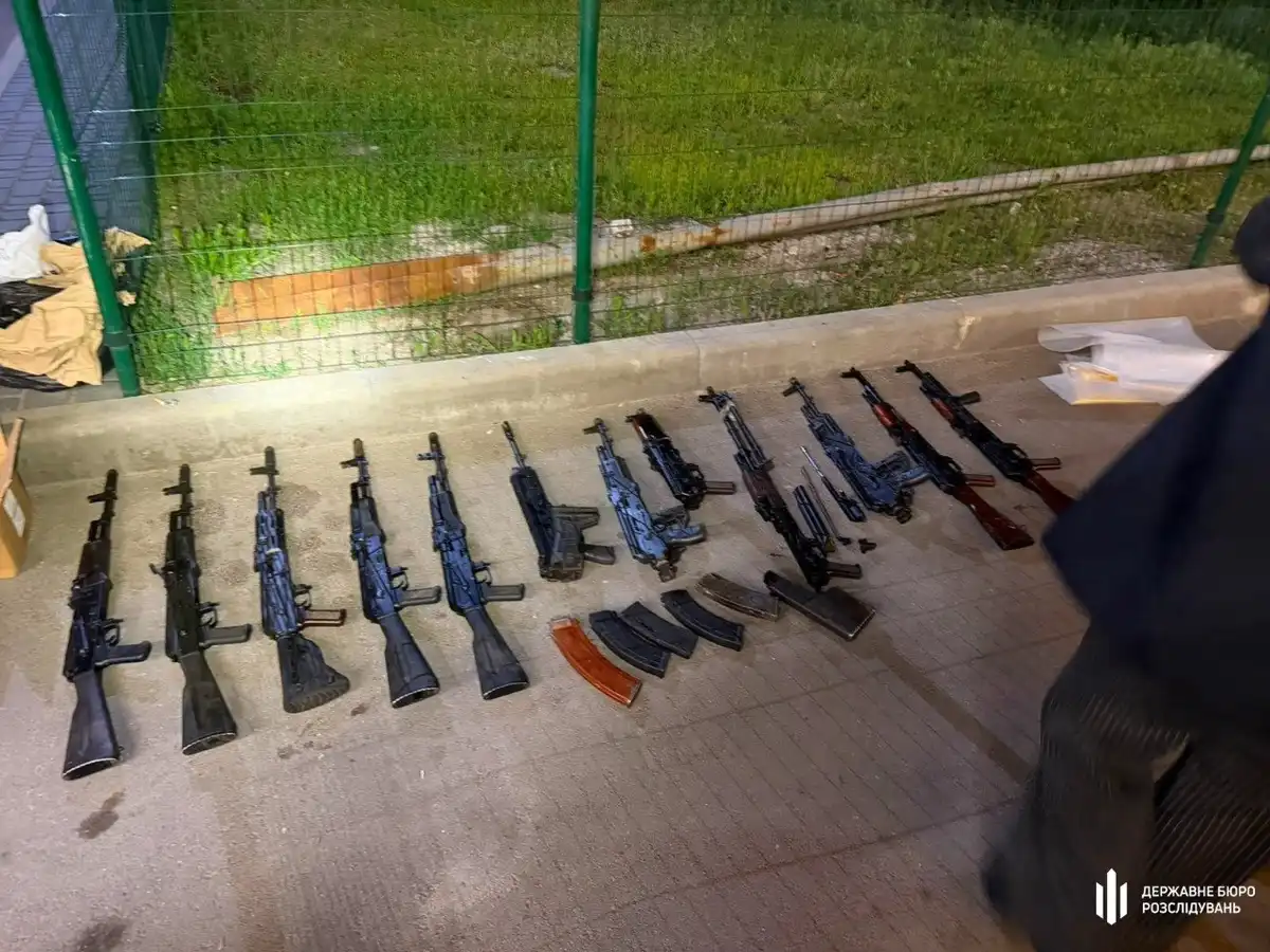 Посвідчення правоохоронця, зброя та паспорти РФ: у Кропивницькому братів підозрюють у торгівлі зброєю