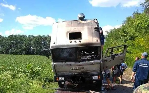 На Кіровоградщині посеред дороги загорівся "КамАЗ" (ФОТО)
