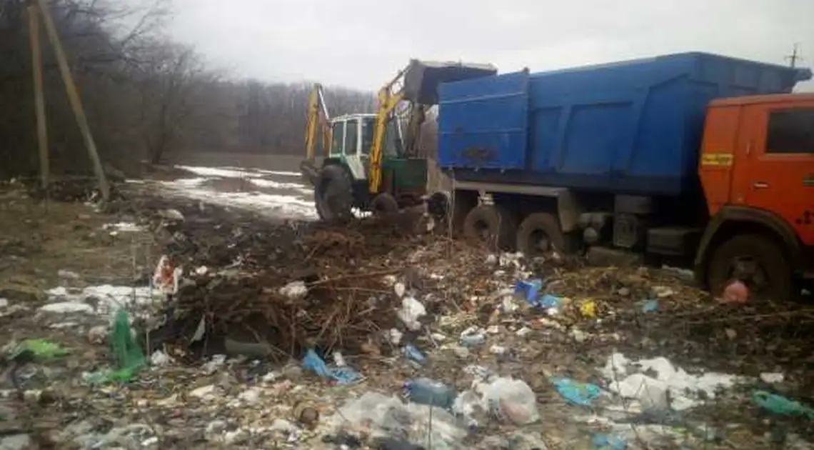 На Кіровоградщині зі стихійного сміттєзвалища на міській вулиці вивезли 35 тонн сміття фото 1