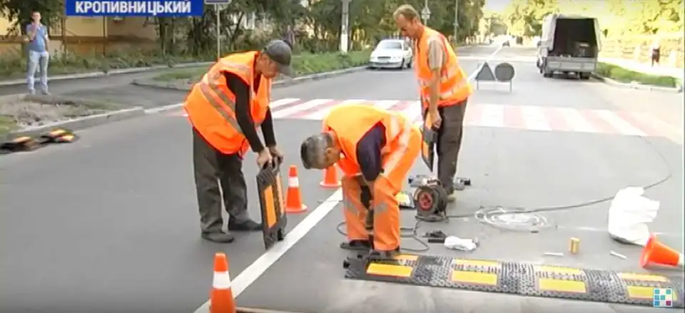 Біля школи в Кропивницькому встановили "лежачого поліцейського" (ВІДЕО)