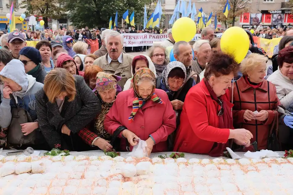 Під час святкування Дня міста кропивничан пригощали 265-кілограмовим пирогом (ФОТО)