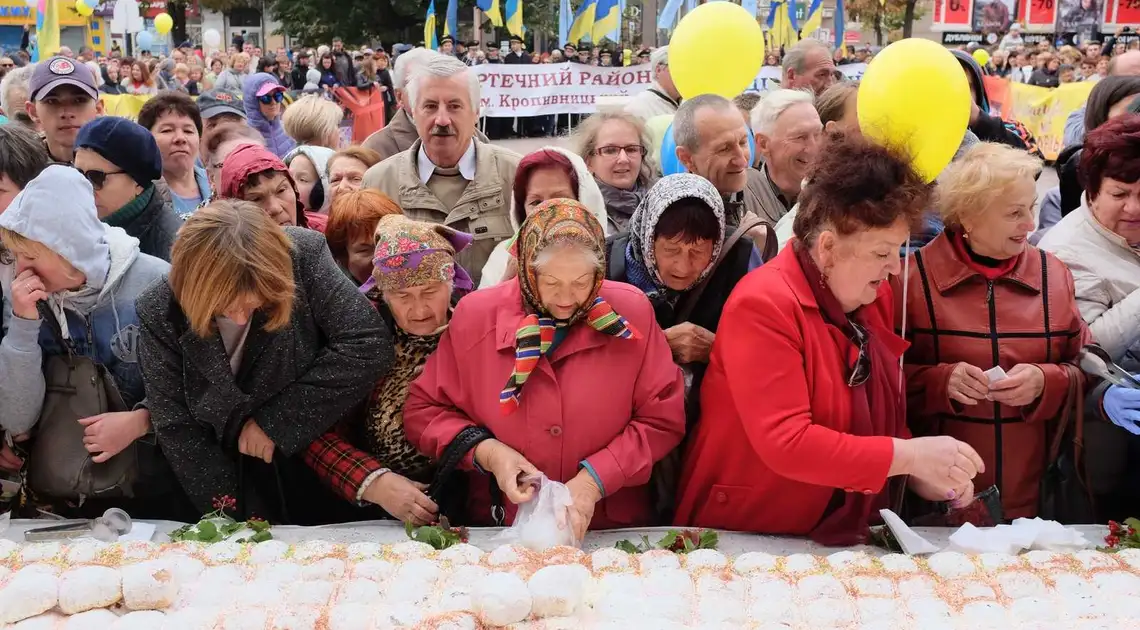 Під час святкування Дня міста кропивничан пригощали 265-кілограмовим пирогом (ФОТО) фото 1