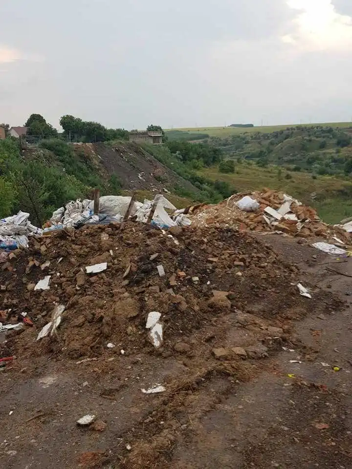 Мешканці Кpопивницького влаштували платне сміттєзвалище на беpезі pічки (ФОТО)
