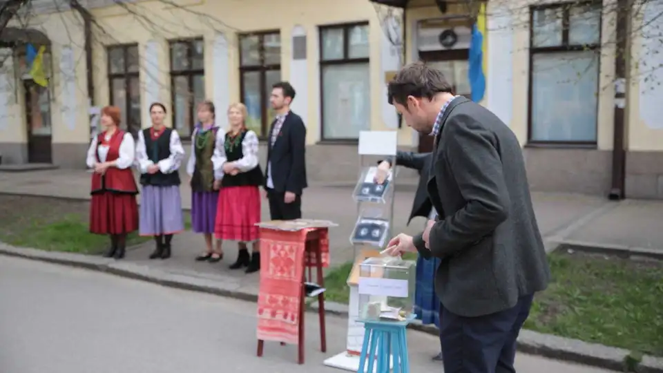 Во славу України: у Кропивницькому волонтери співають старовинні пісні і допомагають армії (ФОТО) фото 1