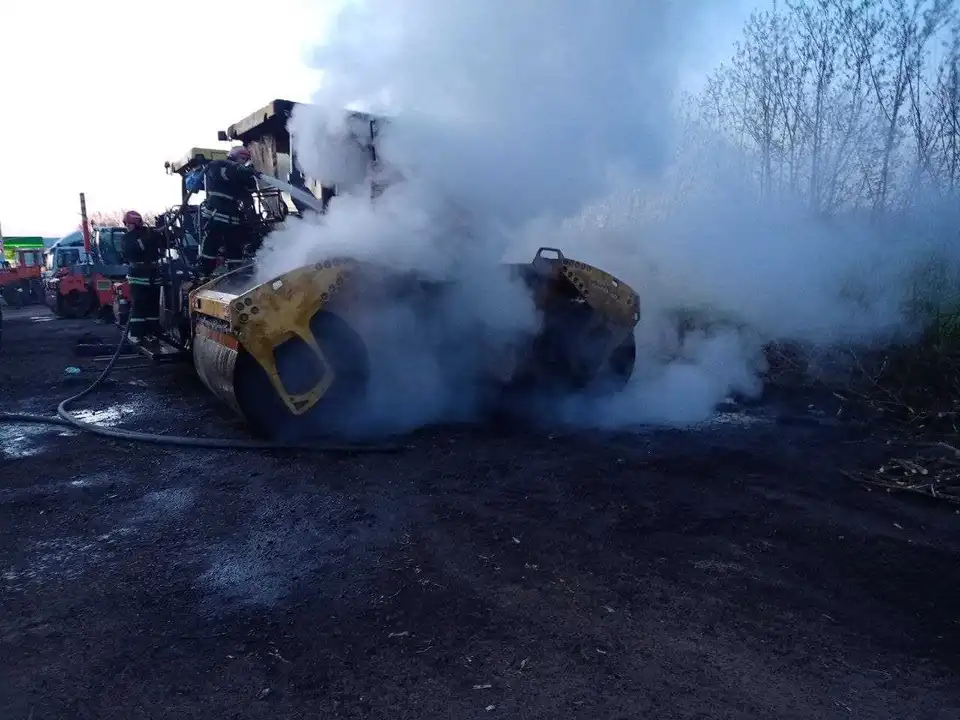 На Кіровоградщині горіла дорожня техніка (ФОТО)