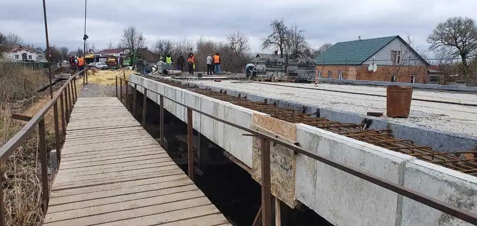Рух транспорту на мосту в Великій Висці відновлять наприкінці квітня (ФОТО)