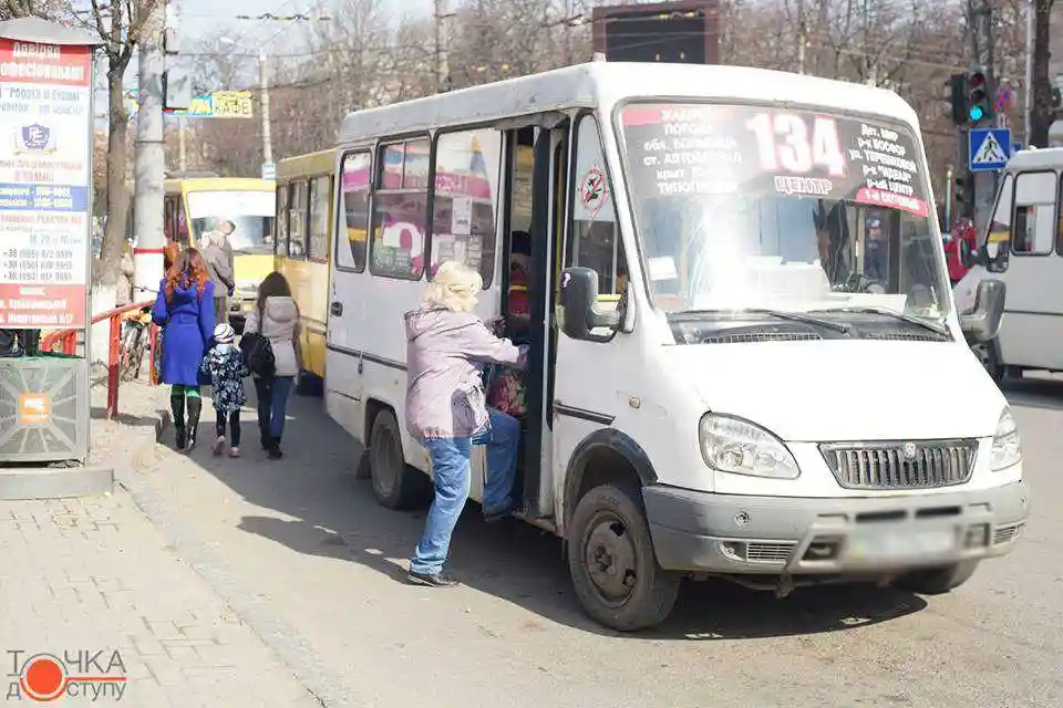 У Кропивницькому розібралися з водієм, що «викинув» посвідчення  матері загиблого учасника АТО (ВІДЕО)