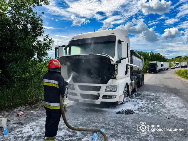 Поблизу Кропивницького загорілася вантажівка