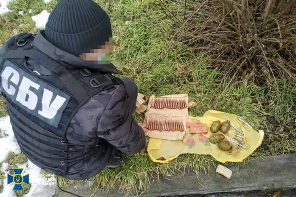 Кіpовогpадщина: в сеpедмісті pайцентpу виявили схованку з вибухівкою (ФОТО) фото 1