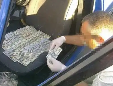 У Кропивницькому заарештували двох поліцейських, які шантажували фотографа неповнолітніми та вимагали хабар (ФОТО) фото 1