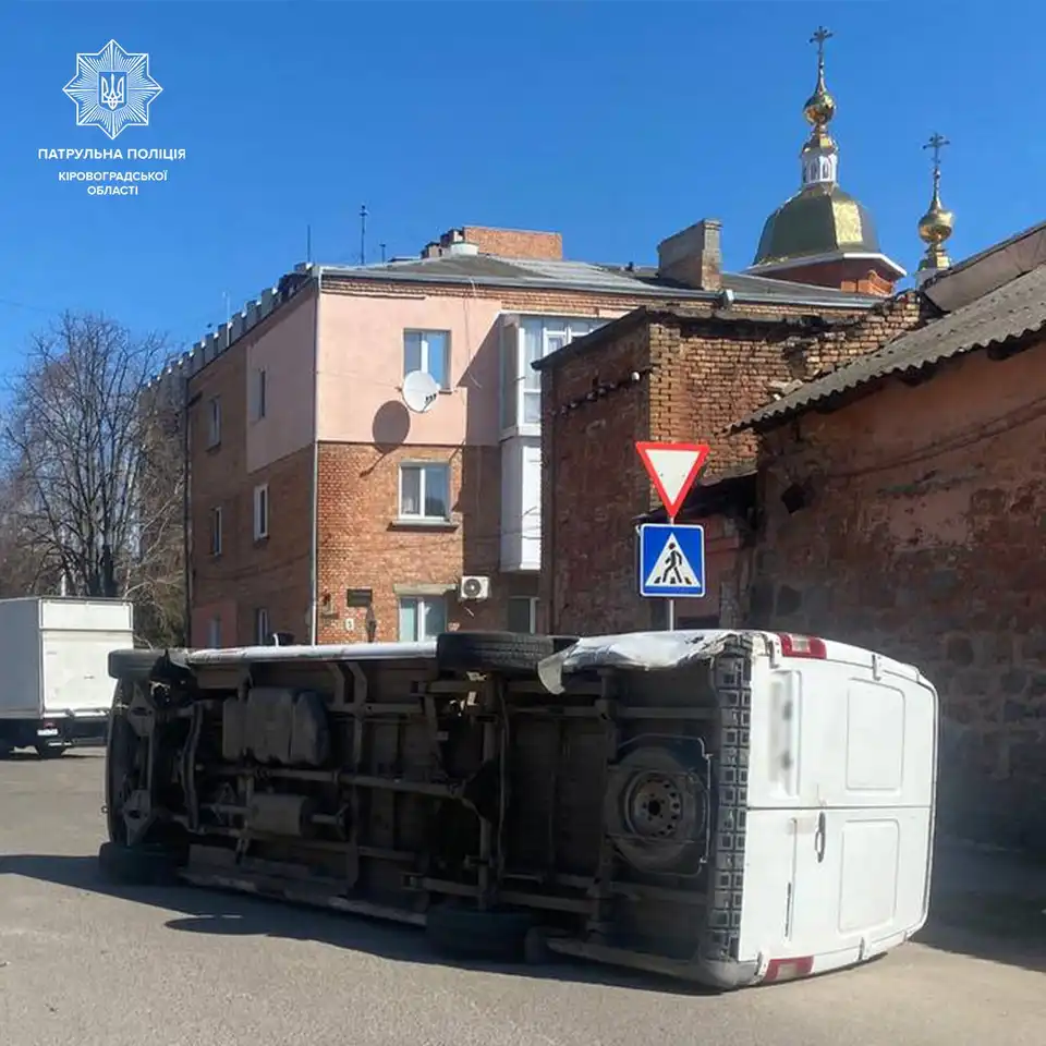перекинувся мікроавтобус у центрі Кропивницького