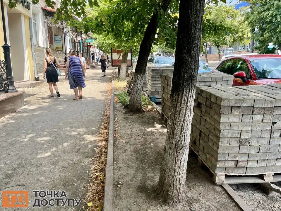 11 мільйонів за 800 метрів: у Кропивницькому ремонтують тротуар на Великій Перспективній