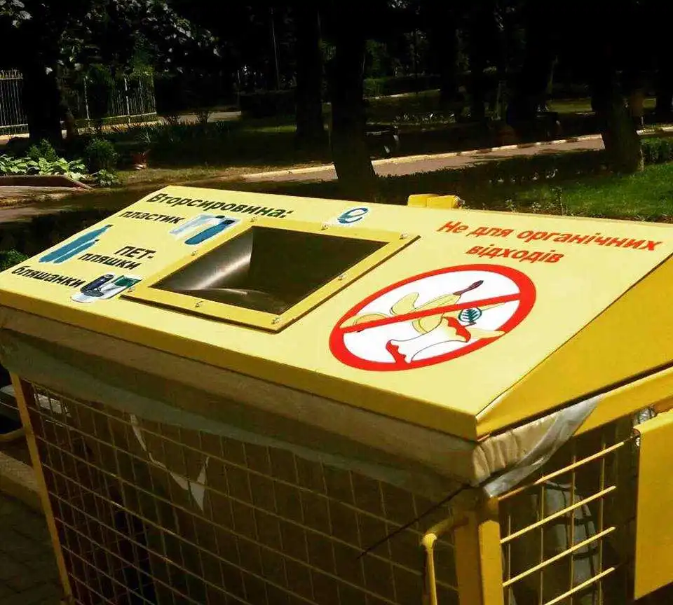 У Кропивницькому з'явилися перші двокомпонентні контейнери для сміття (ФОТО) фото 1