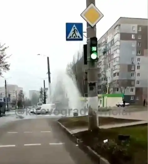 У Кропивницькому на Полтавській з-під землі б'є фонтан води (ВІДЕО) фото 1
