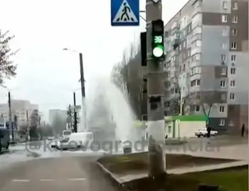 У Кропивницькому на Полтавській з-під землі б'є фонтан води (ВІДЕО) фото 1