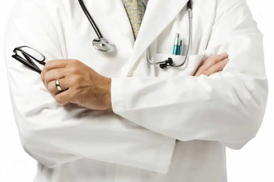 В громаді на Кіровоградщині приймає лікар-переселенець — мікрохірург та травматолог