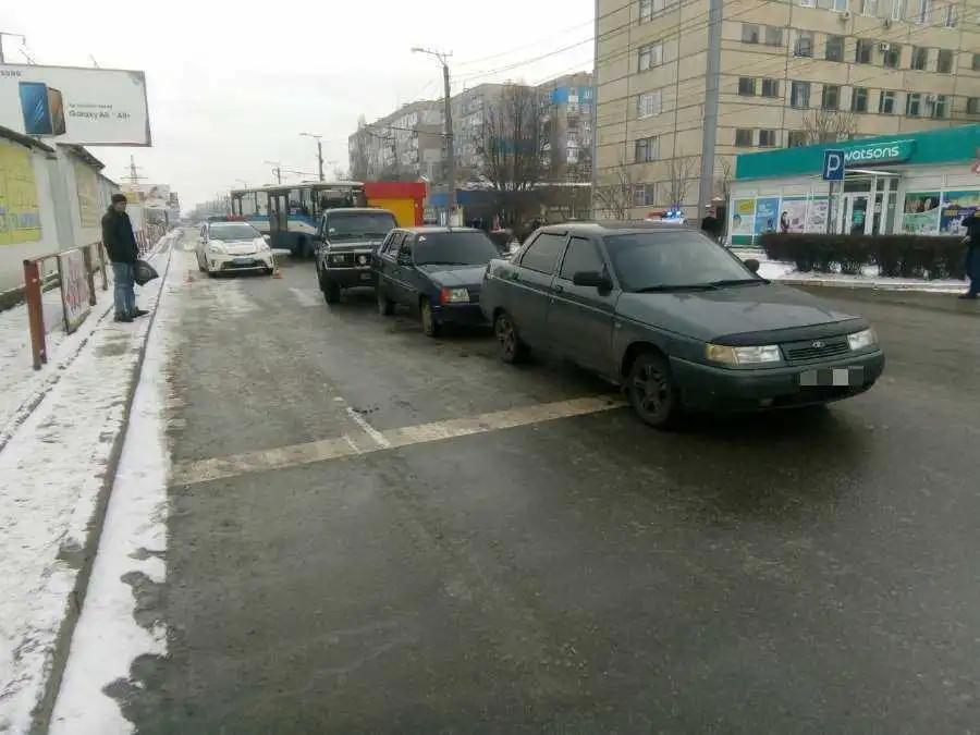 Іномарка у Кропивницькому протаранила ВАЗ та «Славуту» (ФОТО)