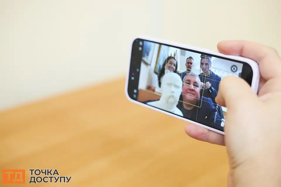Відвідувачі Кропивницького музею мистецтв взяли участь у щорічній акції "Селфі в музеї".
