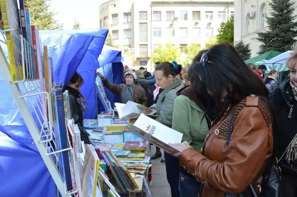 На третій «Весняний книгoвиp» до Кропивницького завітають зірки