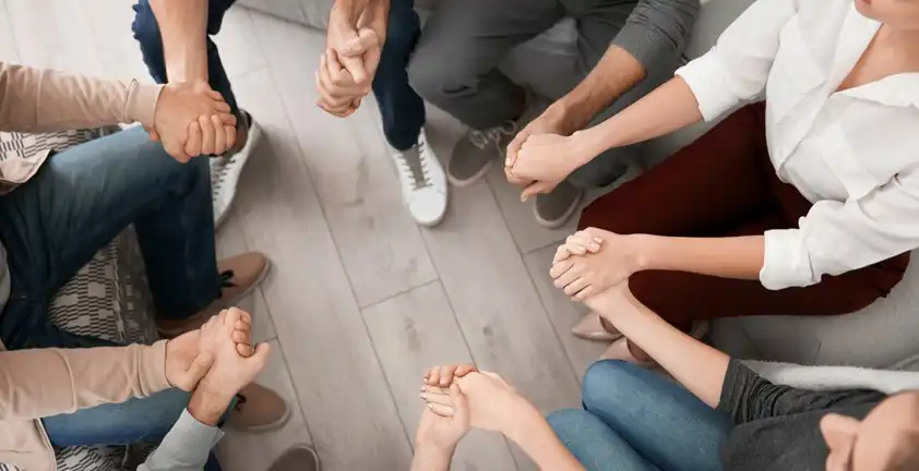 люди тримаються за руки