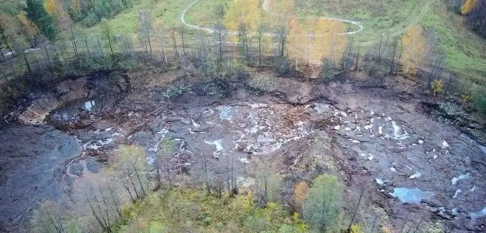 У Росії провалилось під землю лісове озеро з рибою (ВІДЕО)
